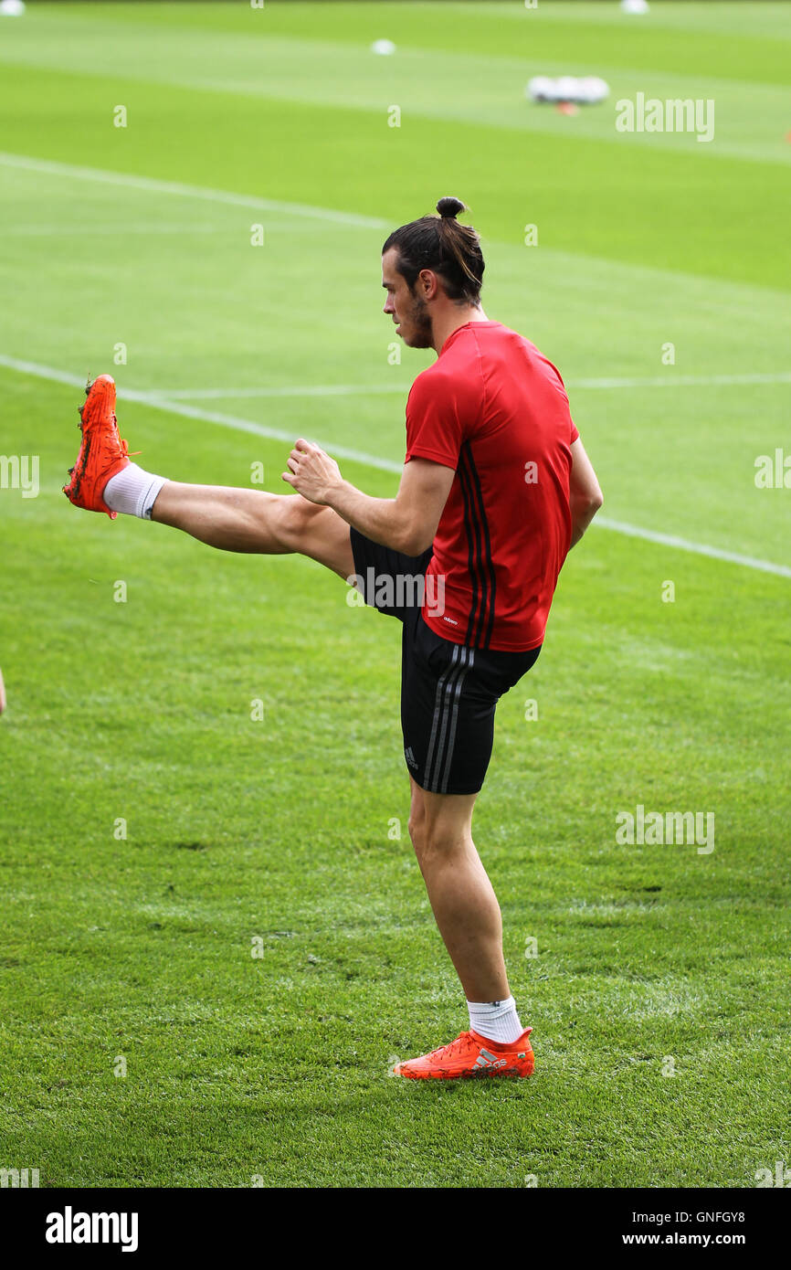 Gareth Bale Züge mit dem Rest des walisischen Fußball-Mannschaft, vor ihrer Welt WM-Qualifikationsspiele gegen Moldawien. Stockfoto