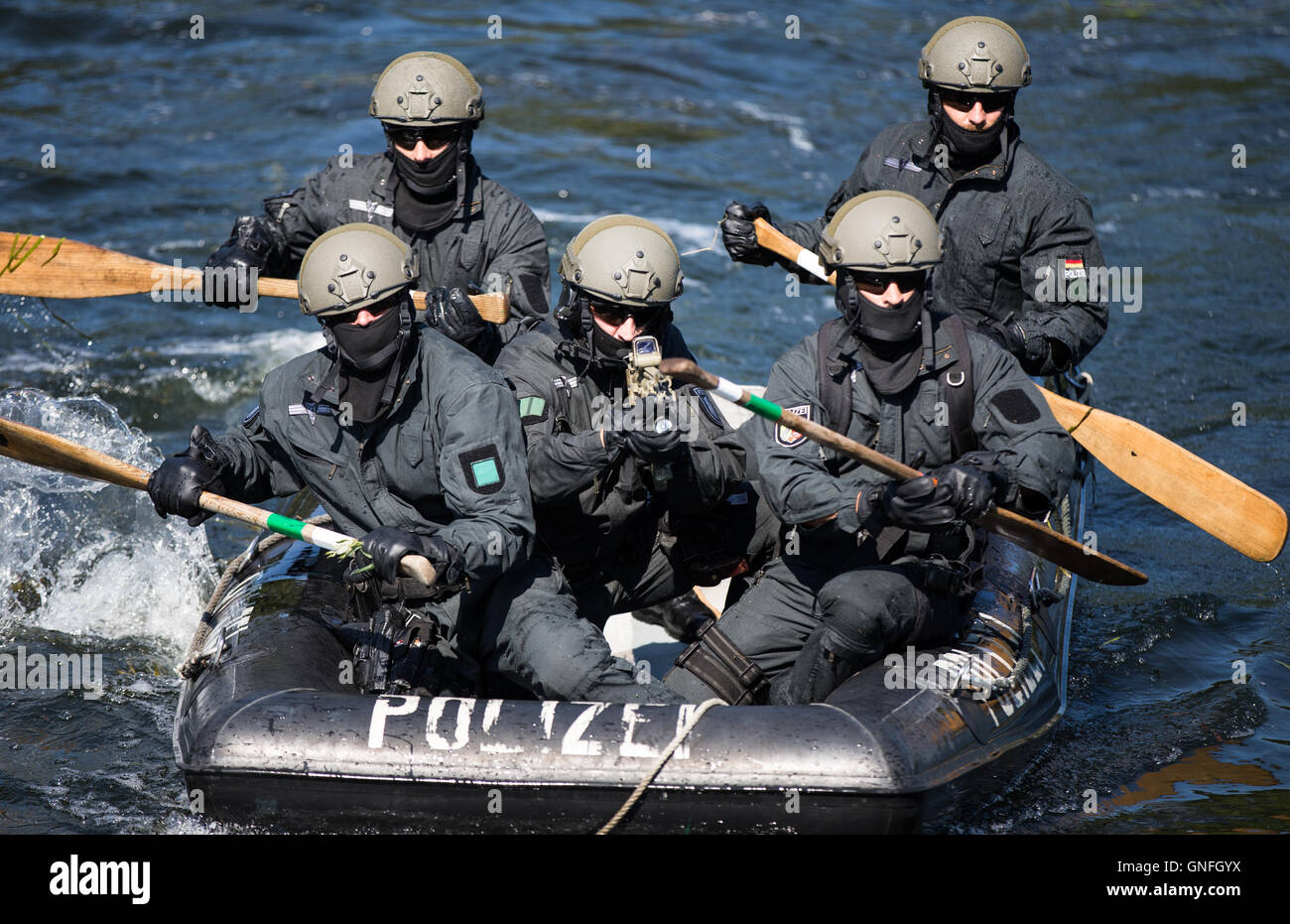 Essen, Deutschland. 31. August 2016. Spezialeinheiten der Polizei sitzen in einem Boot auf dem Baldeneysee während eines Polizei-Trainings in Essen, Deutschland, 31. August 2016. Vom 5. bis 9. September werden die Teams aus Nordrhein-Westfalen, Süd-Bayern, Mecklenburtg-Vorpommern, den Niederlanden und der Schweiz an verschiedenen Orten im Ruhrgebiet ihre Fähigkeiten zeigen. Die Übungen sind sowohl über typische Betrieb Situationen in idealer Weise zu lösen und den Austausch von Erfahrungen mit Offizieren aus anderen Orten. Foto: MARCEL KUSCH/Dpa/Alamy Live News Stockfoto