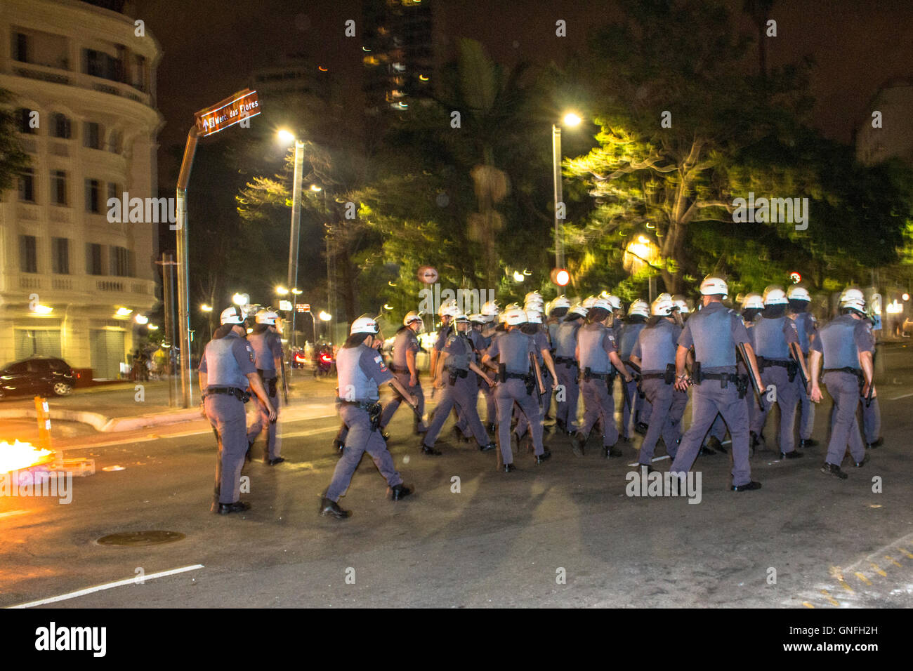 Sao Paulo, Brasilien. 30. August 2016. Ein Polizist während einer Protestaktion gegen interim Präsident Michel Temer in Sao Paulo am 29. August 2016. Der Protest wurde von den Gewerkschaften organisiert und andere Organisationen, die zu seinem Rücktritt am Tag genannt suspendiert Präsidentin Dilma Rousseff Testversion in Brasilia eröffnet. Müllsäcke wurden verbrannt und ein paar Leute wurden verhaftet Stockfoto