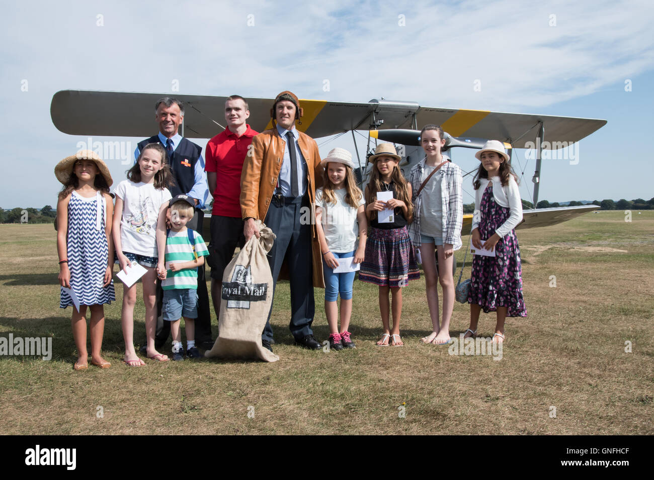 Royal Mail flog eine Vintage Tiger Moth, eine symbolische Tragetasche von Mail, vom Headcorn Flugplatz in Kent nach Le Touquet in Frankreich als Teil der Royal Mail Feier des 500 Jahre der Postdienste. Stockfoto