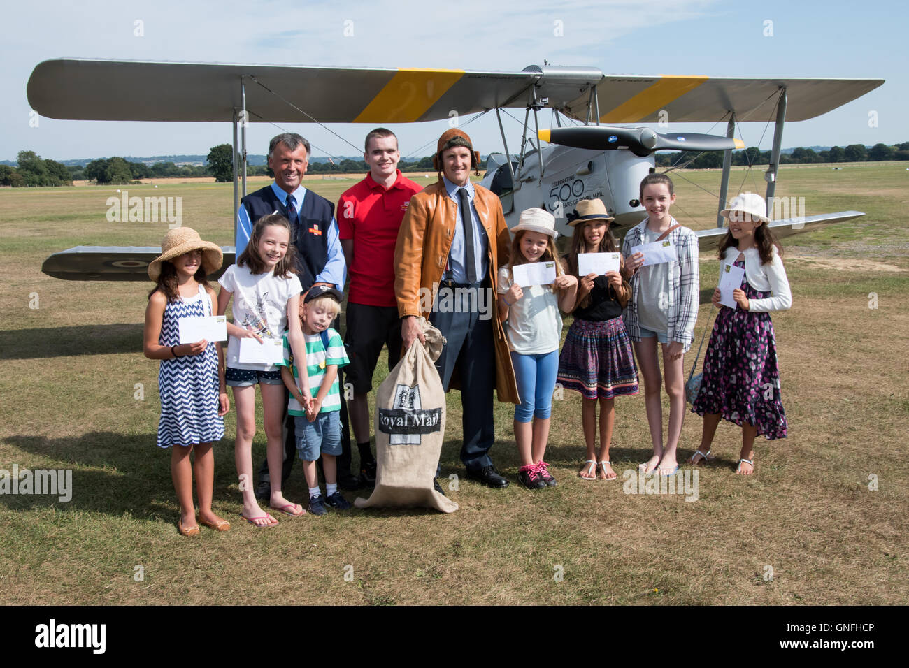 Royal Mail flog eine Vintage Tiger Moth, eine symbolische Tragetasche von Mail, vom Headcorn Flugplatz in Kent nach Le Touquet in Frankreich als Teil der Royal Mail Feier des 500 Jahre der Postdienste. Stockfoto