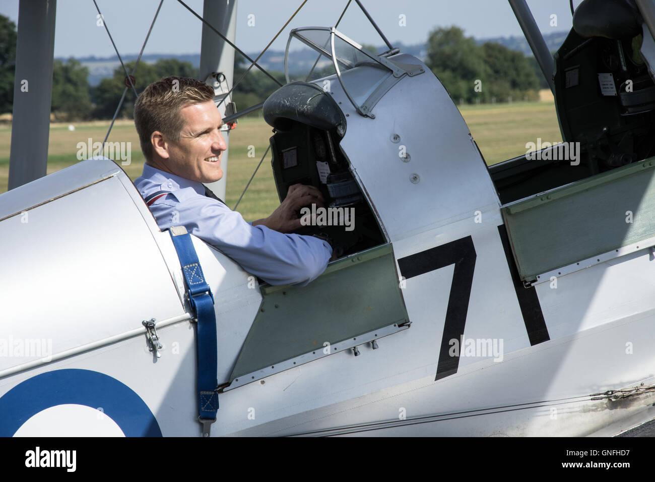 Royal Mail flog eine Vintage Tiger Moth, eine symbolische Tragetasche von Mail, vom Headcorn Flugplatz in Kent nach Le Touquet in Frankreich als Teil der Royal Mail Feier des 500 Jahre der Postdienste. Stockfoto