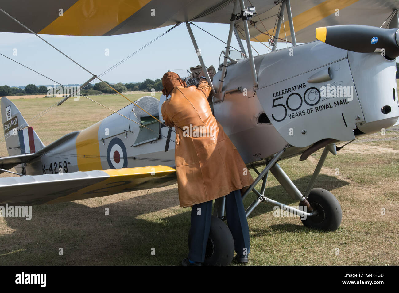 Royal Mail flog eine Vintage Tiger Moth, eine symbolische Tragetasche von Mail, vom Headcorn Flugplatz in Kent nach Le Touquet in Frankreich als Teil der Royal Mail Feier des 500 Jahre der Postdienste. Stockfoto