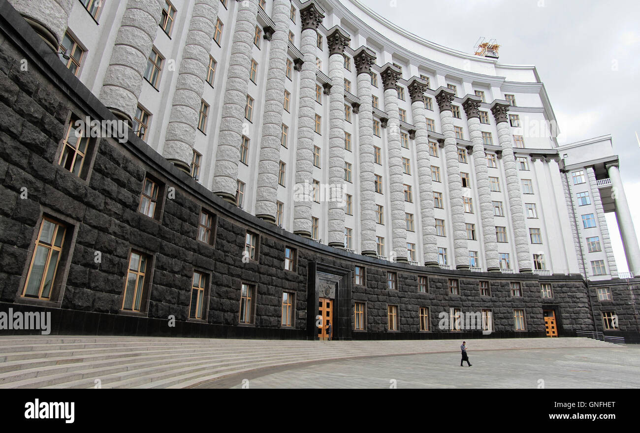31. August 2016 - Kiew, Ukraine - geht ein Mann auf den Eingang des ukrainischen Kabinet Minister Gebäude. Die Regierung der Ukraine unterstützt das Konzept des staatlichen Programms '' Restaurierung und Aufbau des Friedens in den östlichen Regionen der Ukraine'' presented.by des Ministers für temporäre besetzten Gebieten und intern Vertriebenen Vadym Chernysh während der Sitzung 31. August 2016. (Kredit-Bild: © Sergii Kharchenko über ZUMA Draht) Stockfoto