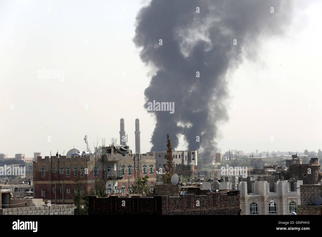 Sanaa, Jemen. 31. August 2016. Rauch steigt nach einem Luftangriff auf militärische Position und Waffen Speicher gesteuert durch die Huthi-Kräfte in Sanaa, Jemen, am 31. August 2016. Bildnachweis: Hani Ali/Xinhua/Alamy Live-Nachrichten Stockfoto