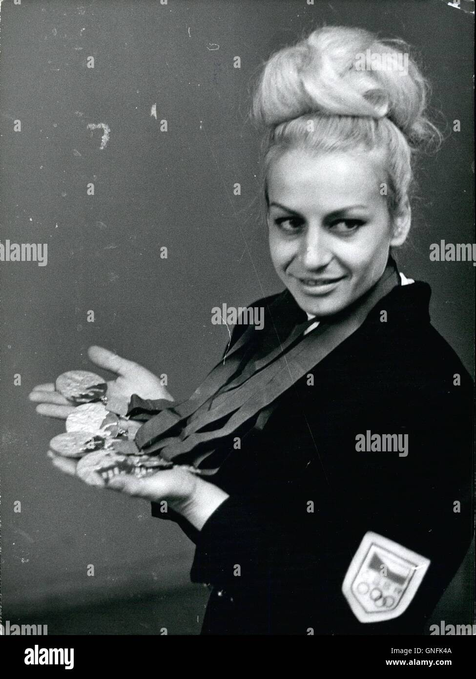 Datei. 31. August 2016. VERA CASLAVSKA (3. Mai 1942, Prag, Tschechien - 30. August 2016), eines der höchst dekorierten Turnerinnen, gestorben im Alter von 74, nach dem Kampf gegen Bauchspeicheldrüsenkrebs. Caslavska gewann sieben Olympischen Goldmedaillen und vier Silber zwischen 1960 und 1968. Die Tschechische Turnerin ist eine von nur fünf Frauen, vier Goldmedaillen in one Spiele zu gewinnen. Ein vocal Kritiker der Sowjetunion, Caslavska musste untertauchen im Jahr 1968 nach der Unterzeichnung eines Dokuments fordern politische Reformen. Im Bild: 10. Oktober 1968 - Olympic Braut In Paris die Olympischen Tschechische paar Vera Caslavska und Jose Odlozil verheiratet in Mexiko Stockfoto
