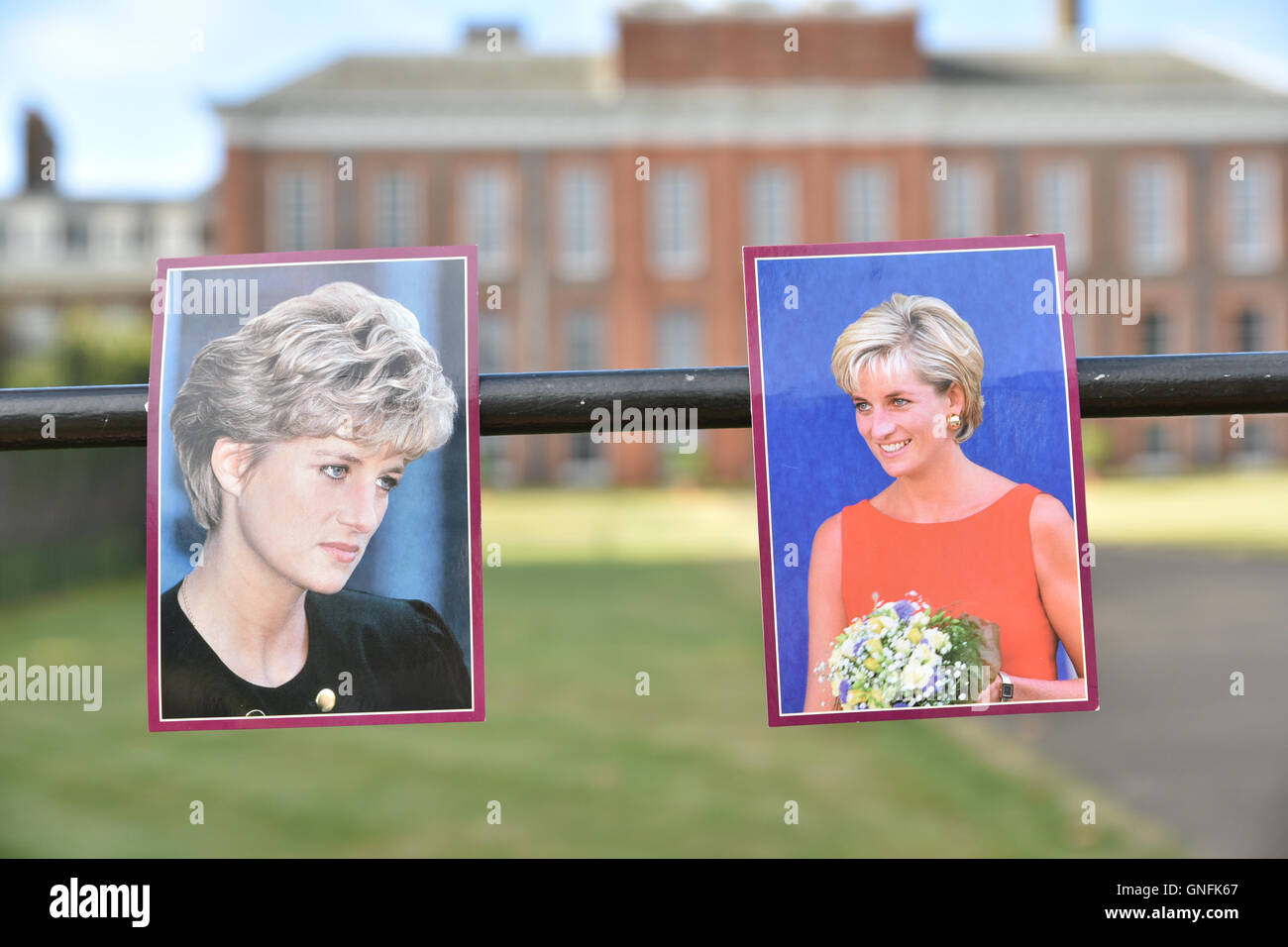 Kensington Palace, London, UK. 31. August 2016. Prinzessin Diana Jahrestag Blumen und Hommagen außerhalb Kensington Palace Stockfoto