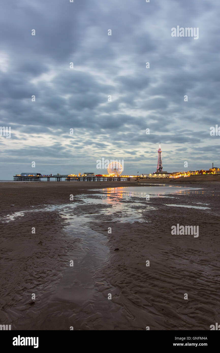 Blackpool, UK. 31. August 2016. UK-Wetter: Kühl und luftig Abend in Blackpool. Besucher erhalten ein kleines Geschenk, wie die Lichter entlang der Promenade heute Abend getestet werden. Der Hauptschalter an der Veranstaltung ist für dieses Wochenende. Bildnachweis: Gary Telford/Alamy Live-Nachrichten Stockfoto