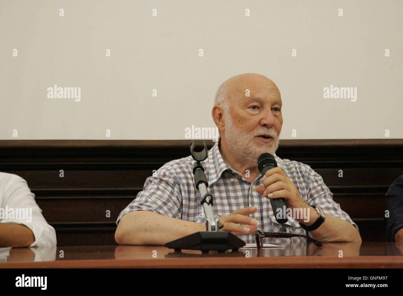 Napoli, Italien. 31. August 2016. "Antico Moderno e Post Moderno" Gespräch über Kunst Professor Domenico De Masi in einer Besprechung, die Analyse der Veränderungen der Zeit durch Soziologie. Den Pfad identifiziert der ökonomischen Ideen, politischen und kulturellen Rechte, die durch die Komplexität der Periode beginnend und endend mit dem industriellen Zeitalter bis zum heutigen Tag eingehalten werden. Im Bildnachweis Domenico De Masi: Salvatore Esposito/Alamy Live News Stockfoto