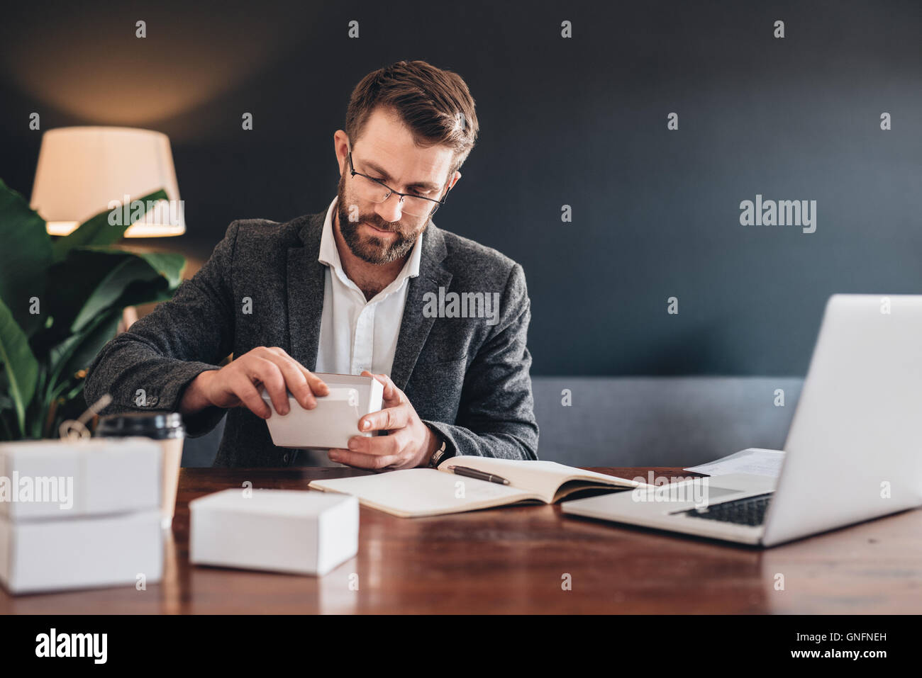 Auch kleine Gegenstände brauchen besondere Pflege Stockfoto