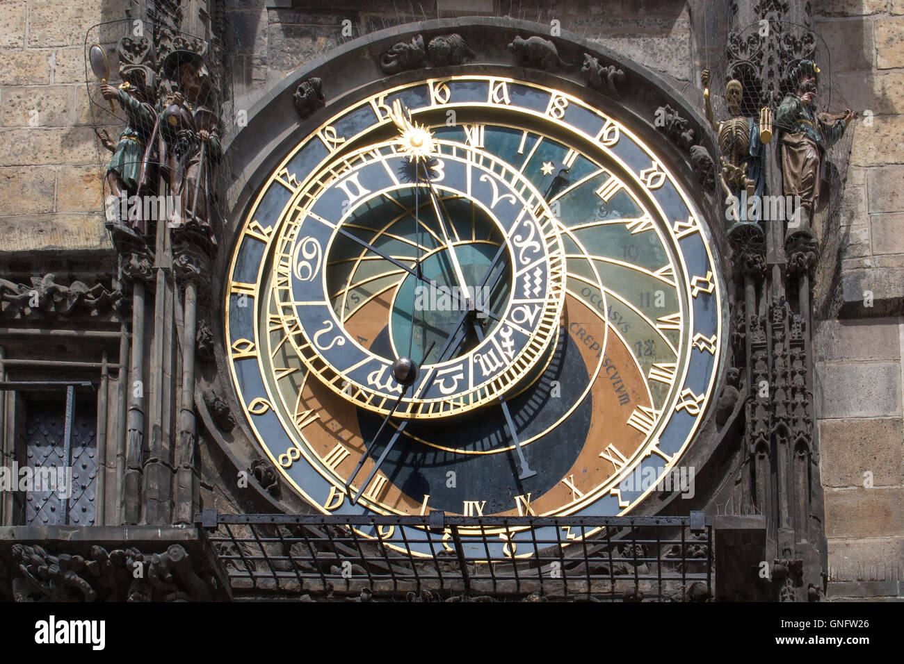 Eines der bekanntesten Orte in Prag, Hauptstadt der Tschechischen Republik. Astronomische Uhr (Orloj) platziert auf dem Turm des Rathauses. Stockfoto