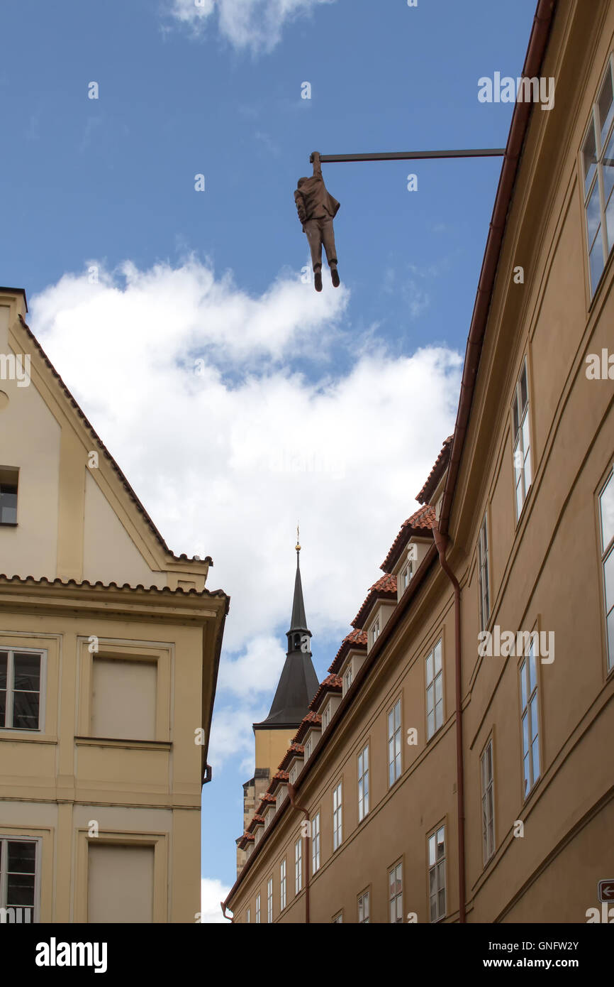 Ruhigen Straße in der Altstadt von Prag. Statue eines Mannes, hängen über der Straße vom Haus entfernt. Altbauten, Turm der eine antike Stockfoto