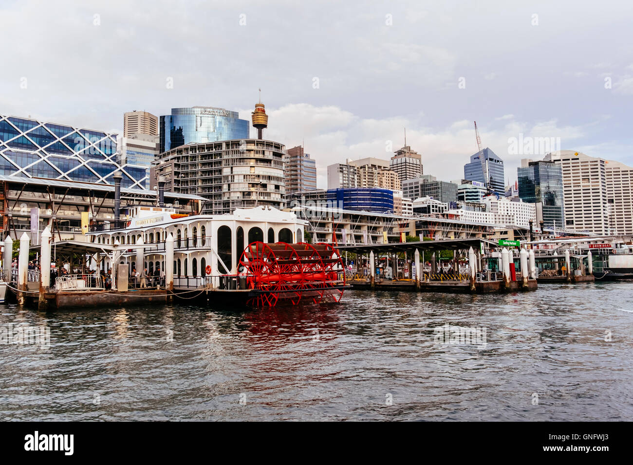 Darling Harbour in der Abenddämmerung, Sydney, New South Wales, Australien Stockfoto