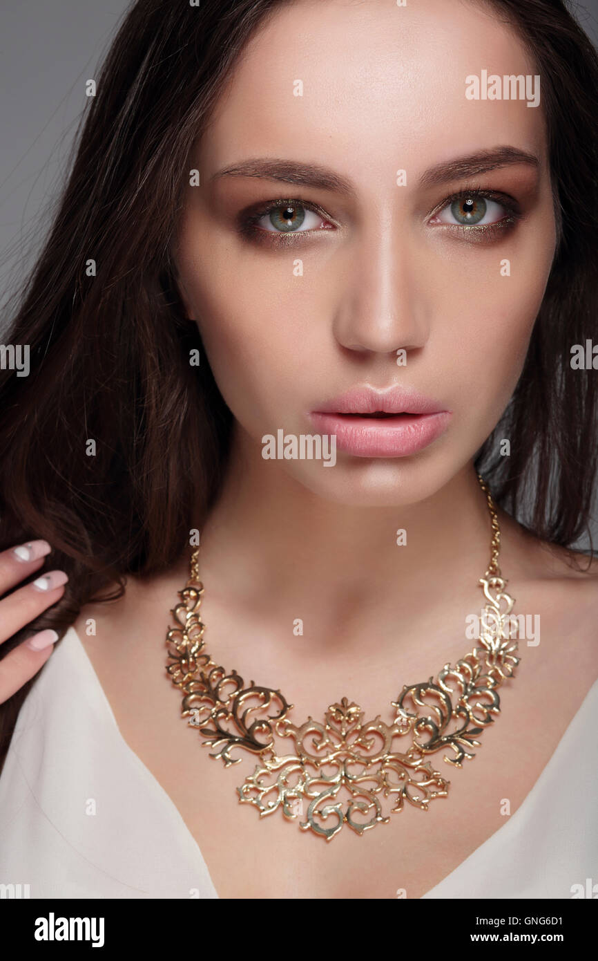 Kaukasische attraktive sexy Mode-Modell mit natürlichen lange brünette Haare, schöne Augen, volle Lippen, perfekte Haut. Dekoration des Stockfoto