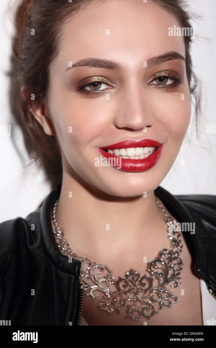 Gesicht-Porträt der lächelnde Frau. Zähne, lächelndes Mädchen. Ein Modell Porträt auf weißem Hintergrund. Stockfoto