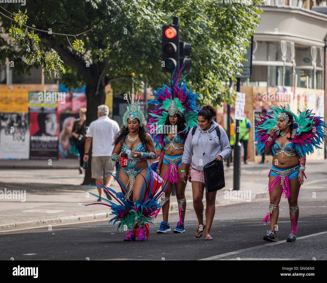 Junge Mädchen auf der Straße in Notting Hill im Kostüm zu Fuß in Richtung Anfang des Notting Hill Street Carnival in W London Stockfoto