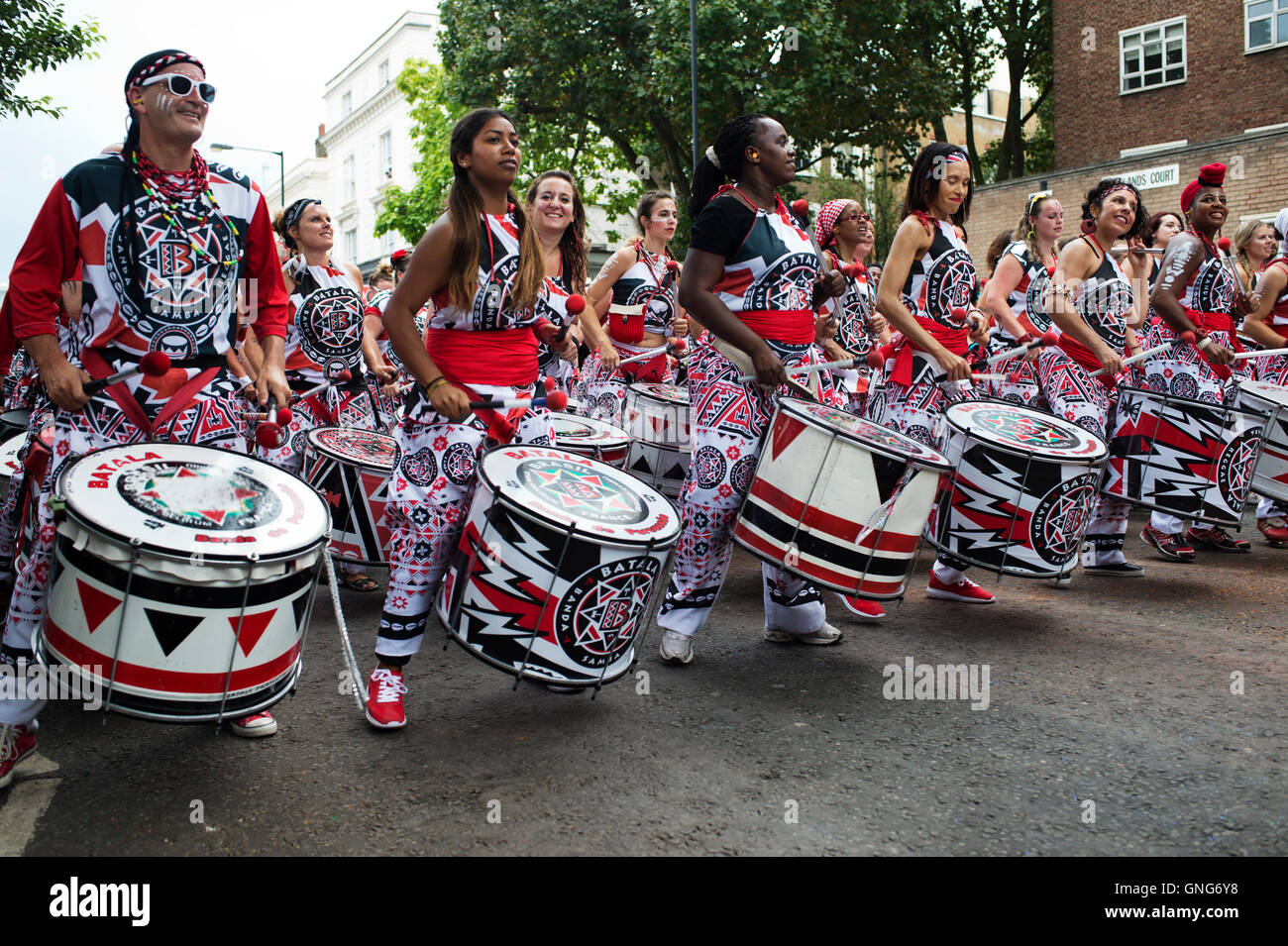 NottingHill Carnival 2016. Batalha brasilianische Samba-Band marschieren in die Parade. Stockfoto