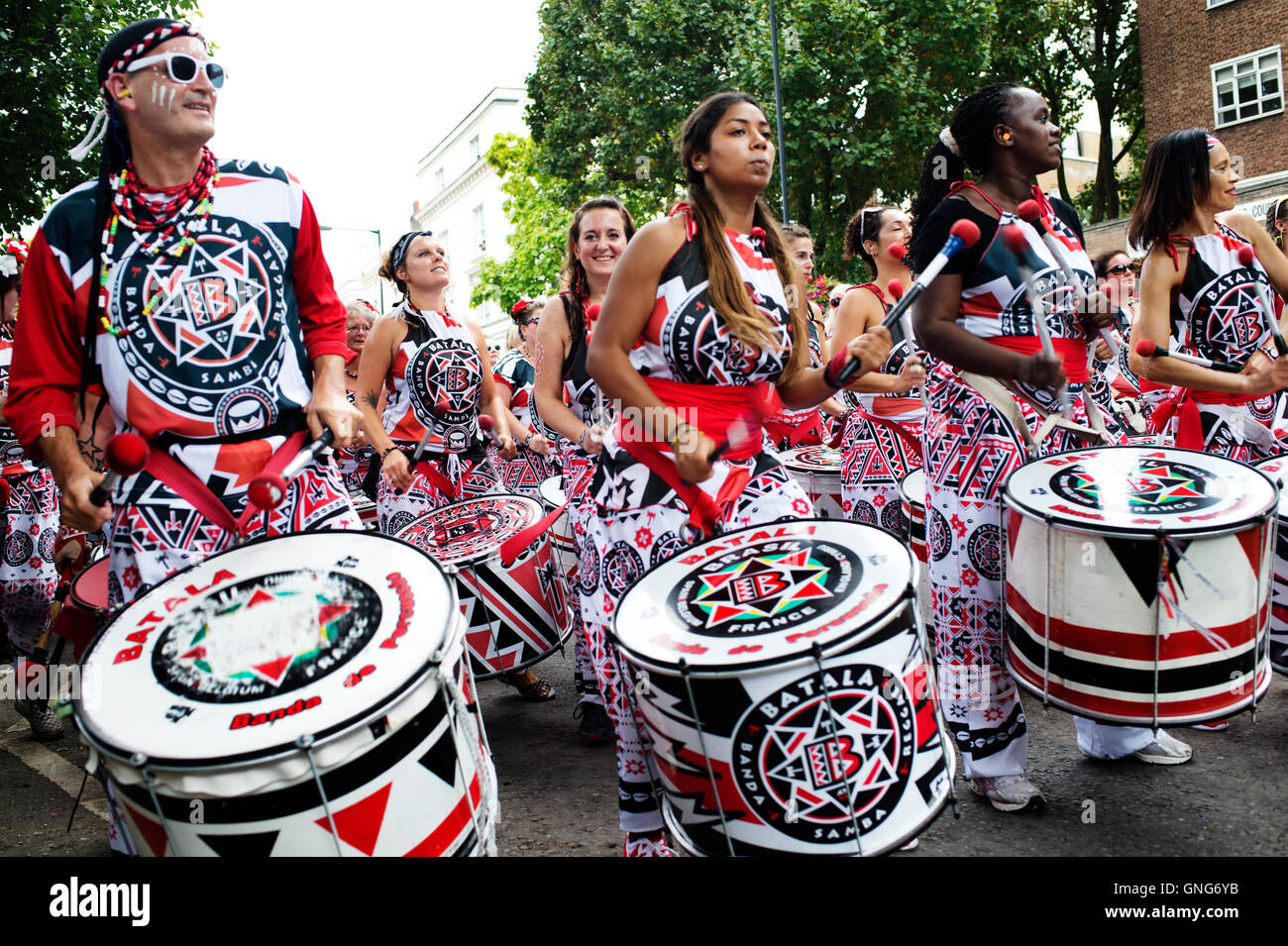 NottingHill Carnival 2016. Batalha brasilianische Samba-Band marschieren in die Parade. Stockfoto