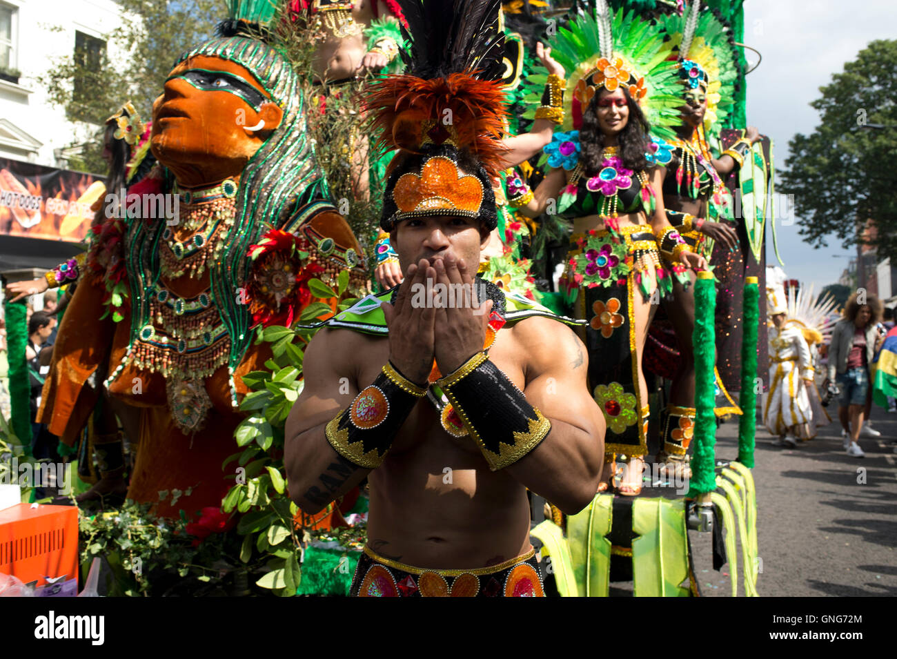 NottingHill Carnival 2016. Eine aufwendige Schwimmer mit einem tropischen Thema nimmt an der Parade Teil. Stockfoto