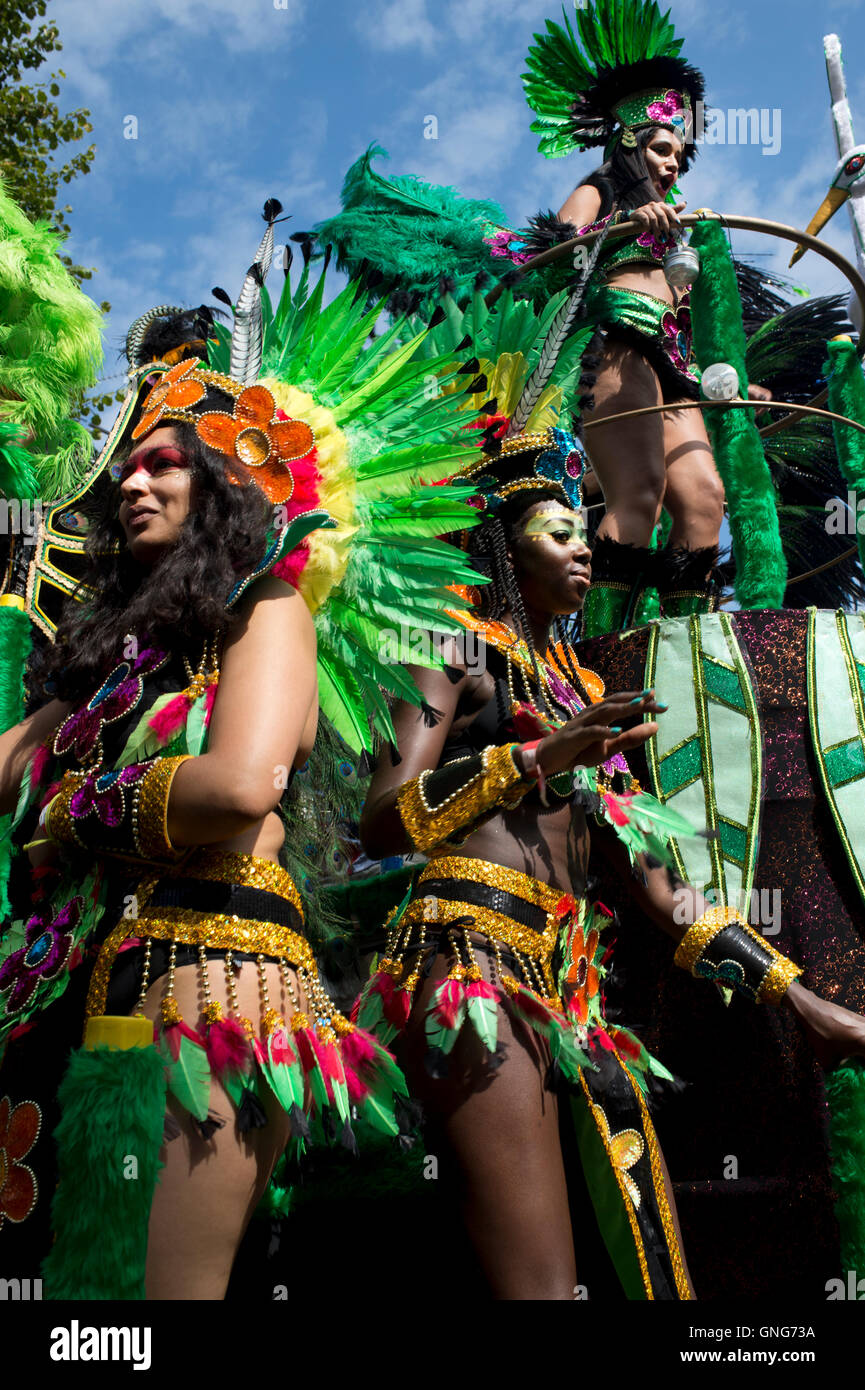 NottingHill Carnival 2016. Eine aufwendige Schwimmer mit einem tropischen Thema nimmt an der Parade Teil. Stockfoto