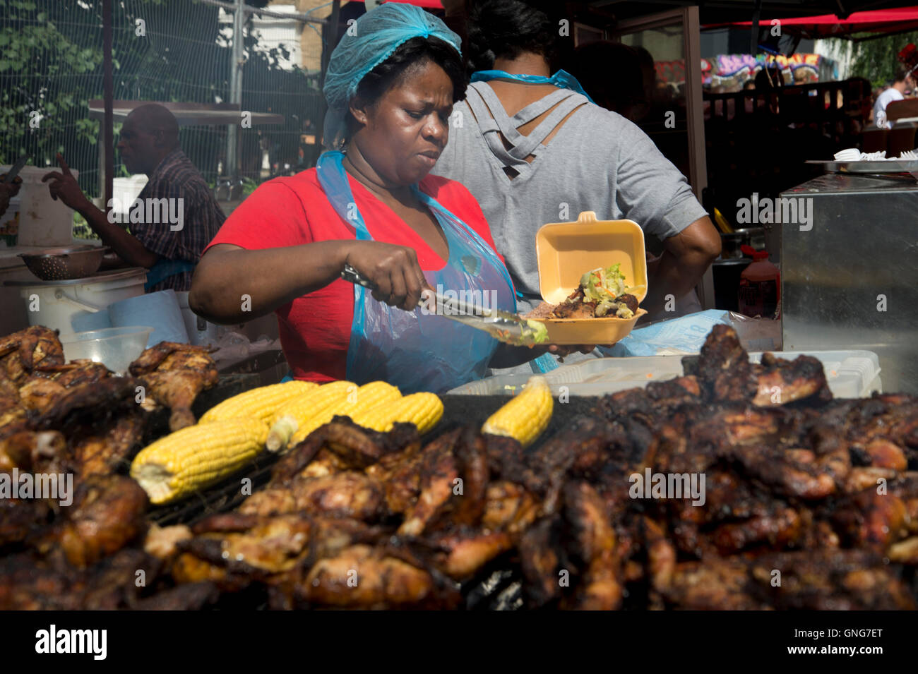 NottingHill Carnival Kochen jerk Chicken und Zuckermais, traditionellen Karneval essen Stockfoto