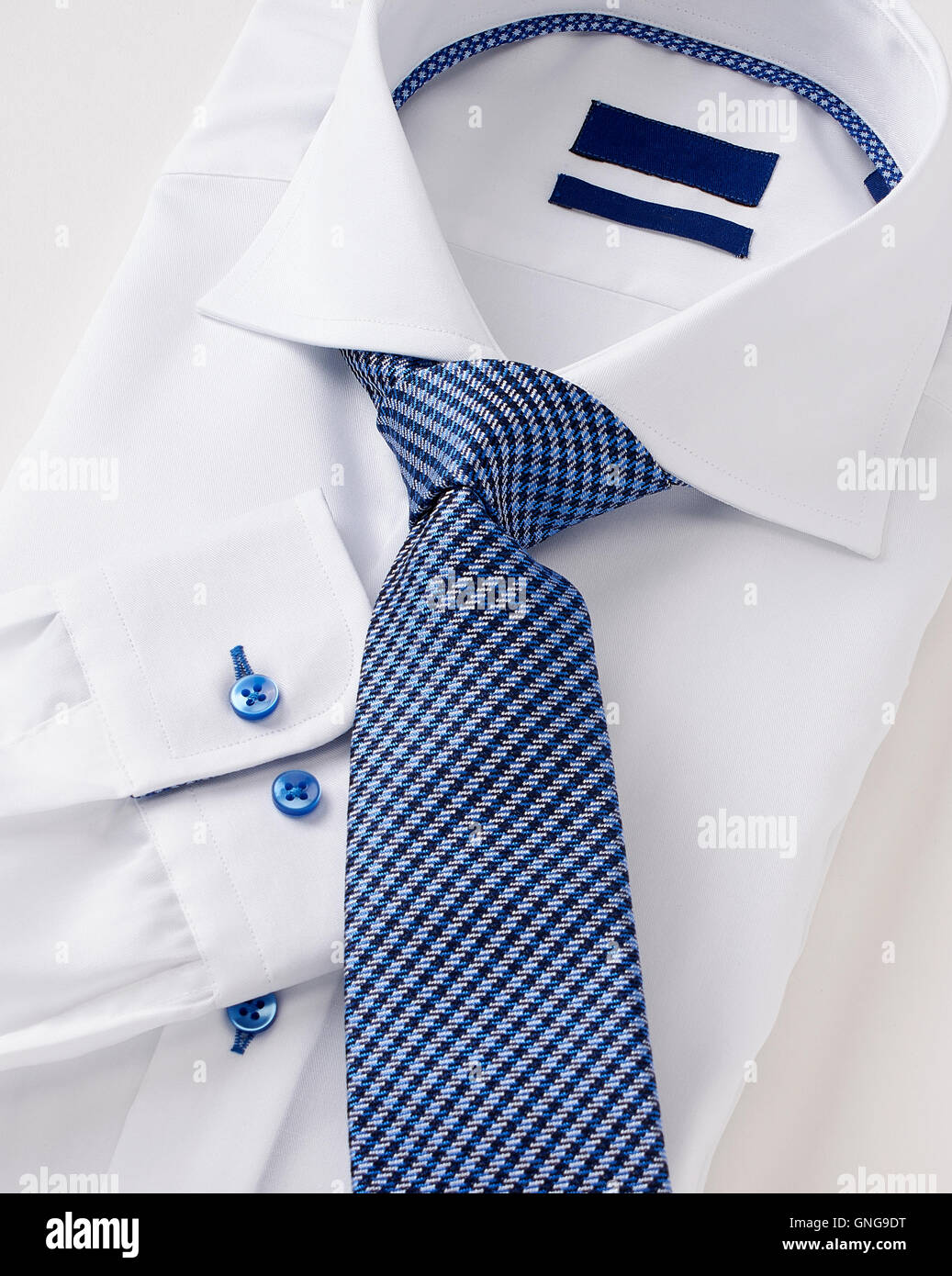 Männer Hemd mit Krawatte auf weiße Kleidung. Stockfoto