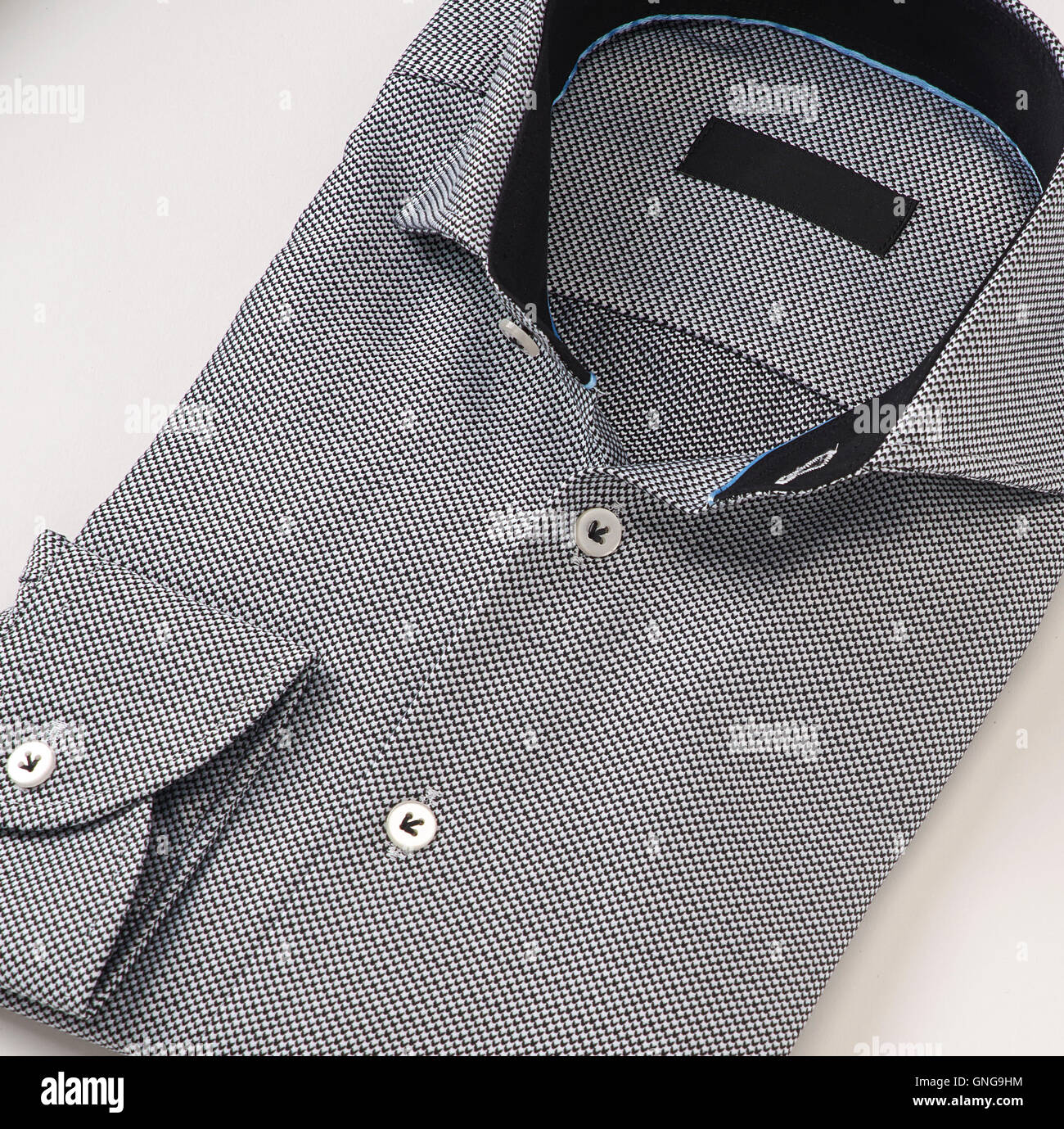 Männer Shirt Kleidung isoliert auf weiss. Stockfoto