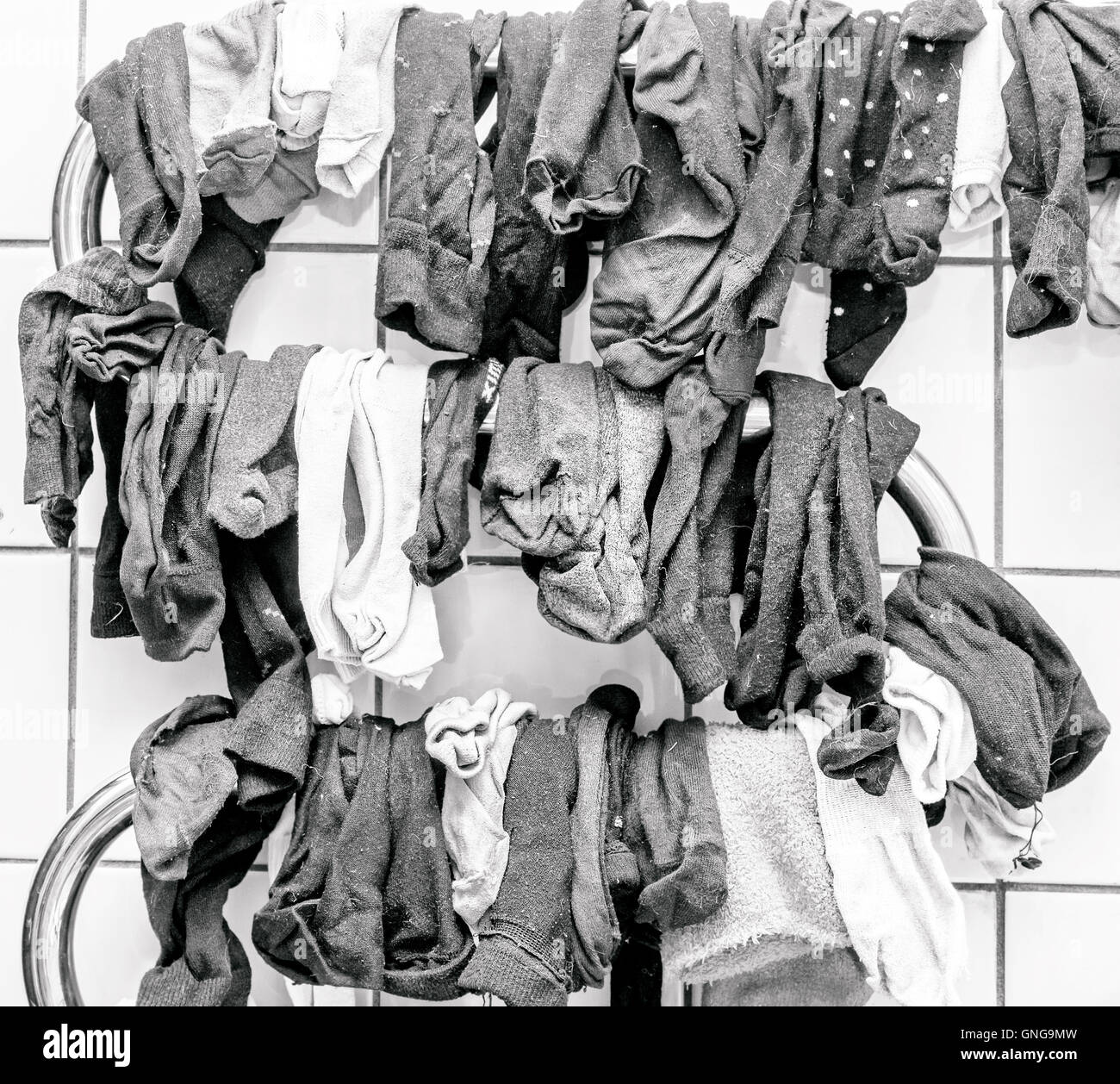 Viele Socken Trocknen auf Bad-Heizkörper Stockfoto