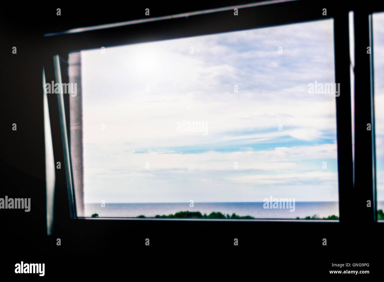 Blauer Himmel in große Fenster am Sommertag Stockfoto