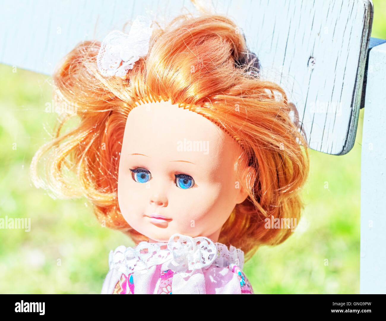 Hübsche Puppe mit roten Haaren am sonnigen Sommertag Stockfoto