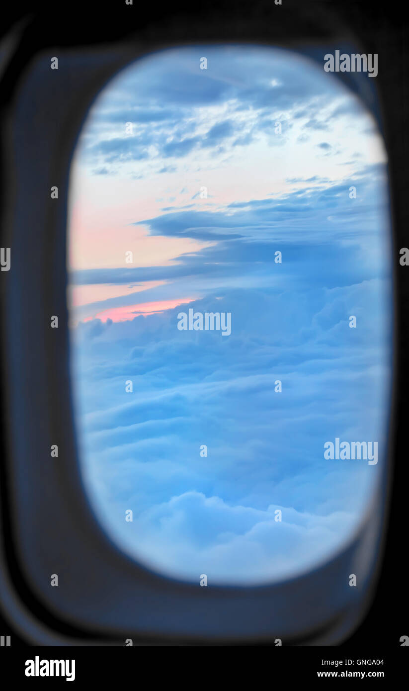 Schöner Sonnenaufgang blau und orange Wolken von Air-Fenster Stockfoto