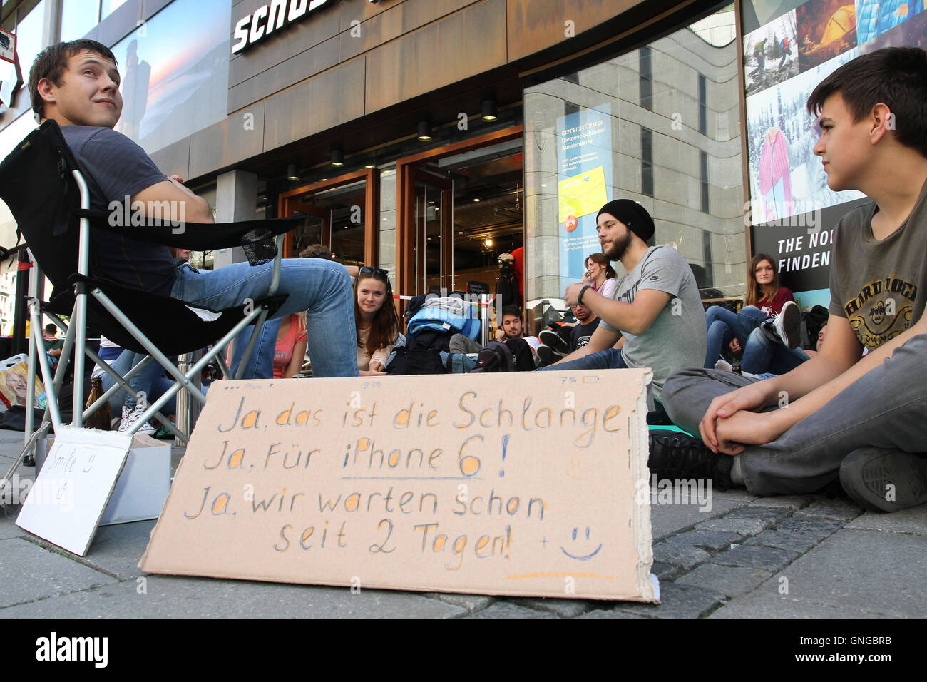 Warten auf das iPhone 6 in München, 2014 Stockfoto