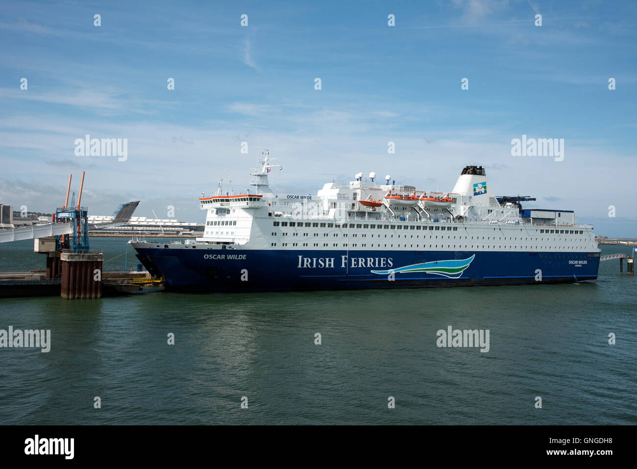 Irish Ferries Schiff Oscar Wilde neben in Nordfrankreich Hafen Cherbourg Stockfoto