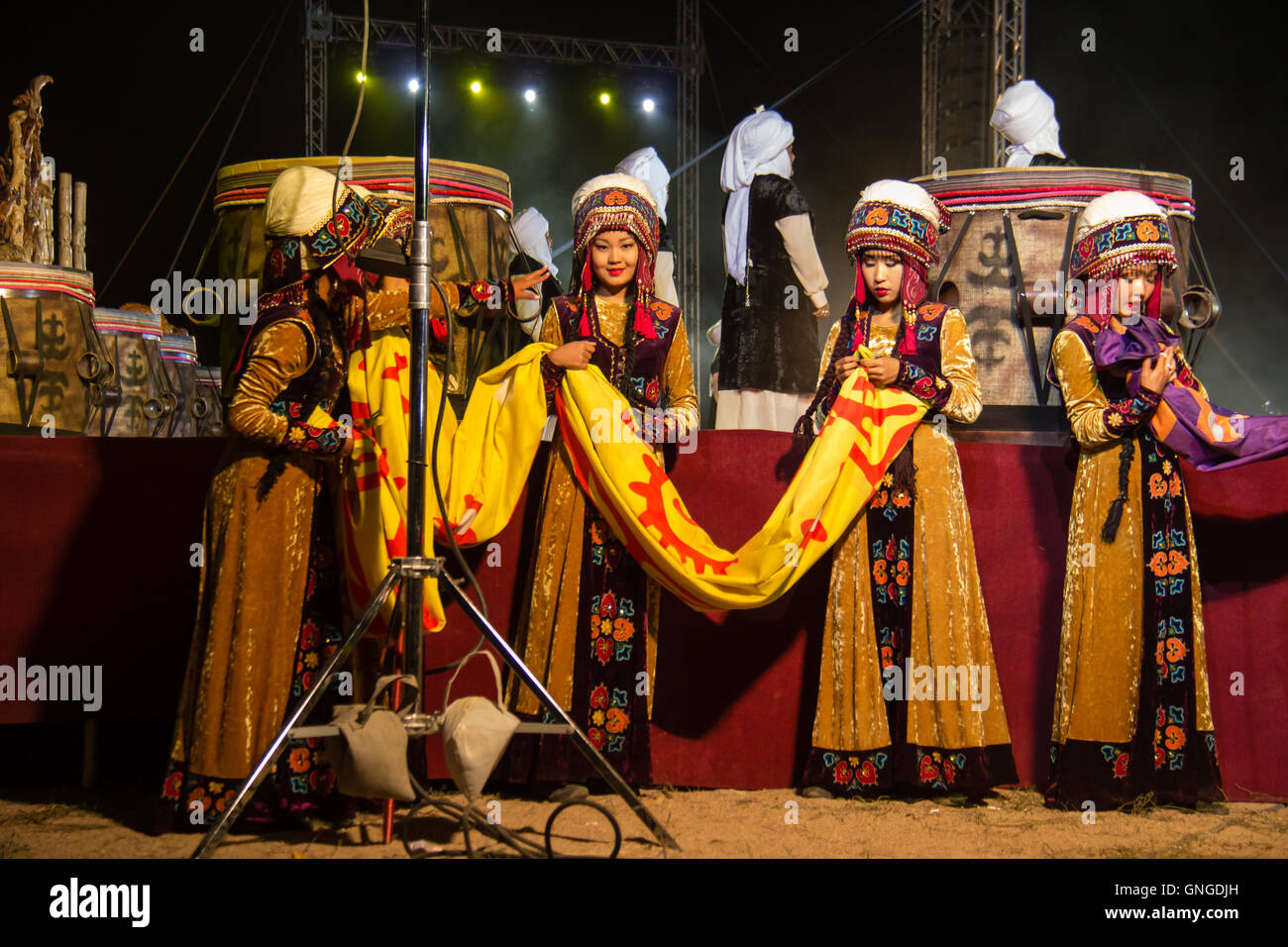 Auftritte bei der Eröffnung der 2014 Welt Nomad Spiele in Cholpon-Ata, Kirgisistan. Stockfoto