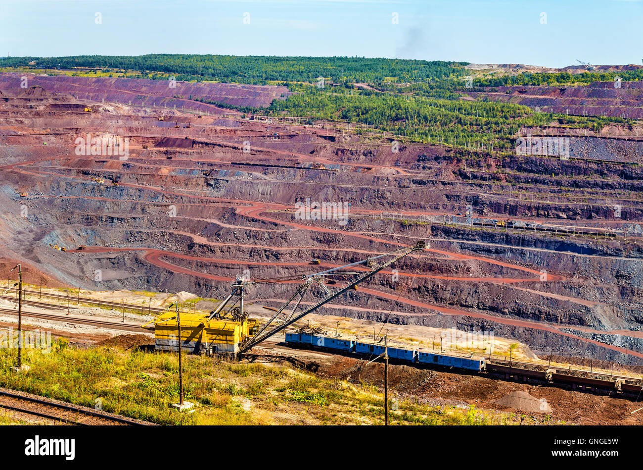 Eisenerzbergbau in Mikhailovsky Feld in Kursk magnetische Anomalie, Russland Stockfoto