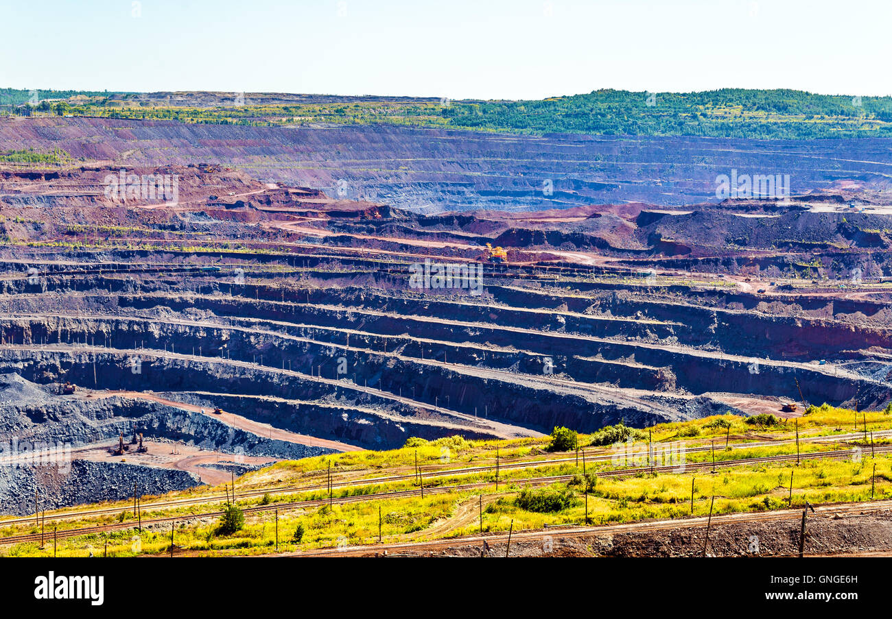 Eisenerzbergbau in Mikhailovsky Feld in Kursk magnetische Anomalie, Russland Stockfoto