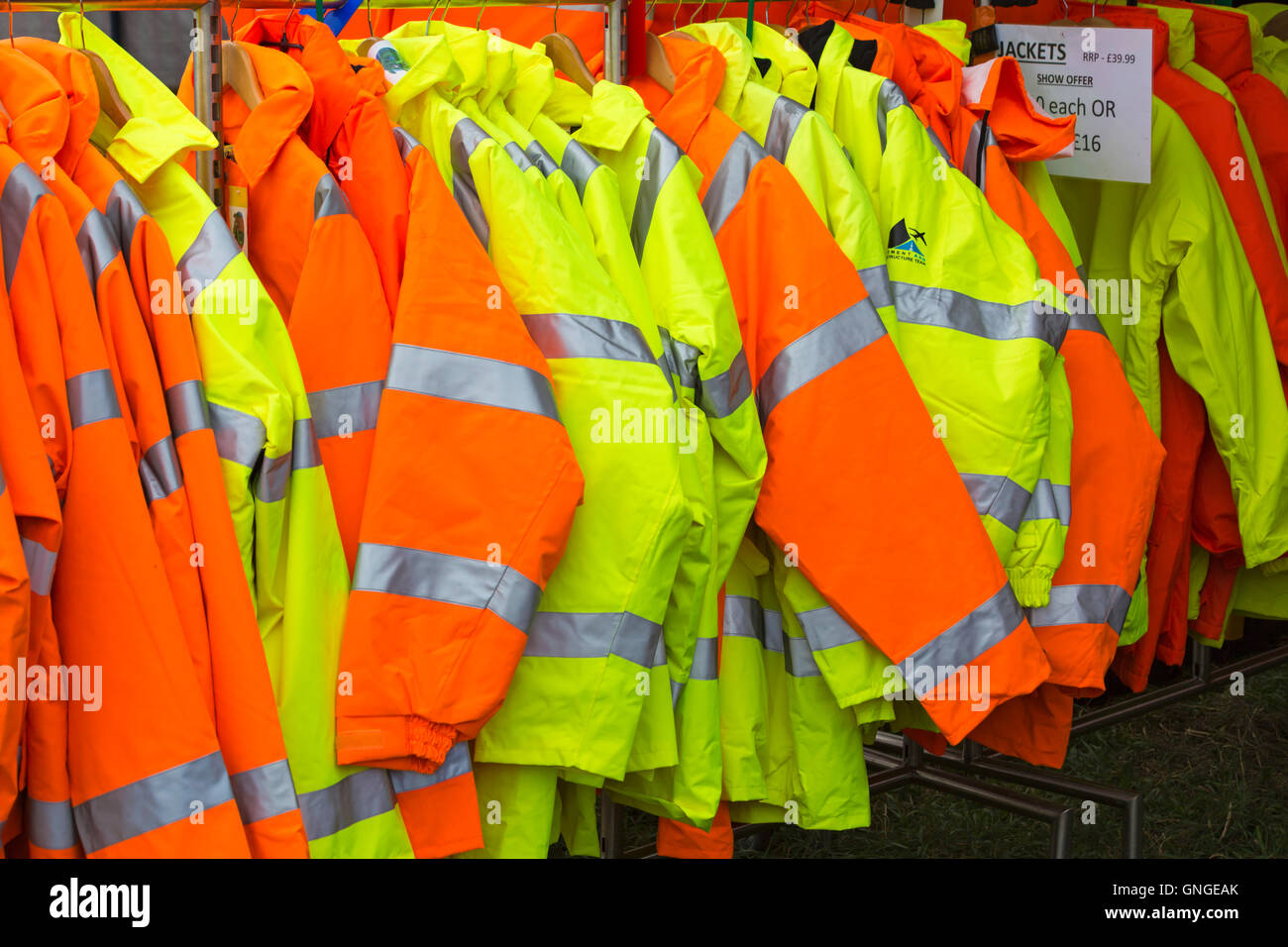 Hohe viz Jacken zum Verkauf auf Stand auf Great Dorset Steam Fair, Tarrant Hinton, Blandford, Dorset UK im August - hohe Sichtbarkeit Jacke Kleidung Stockfoto