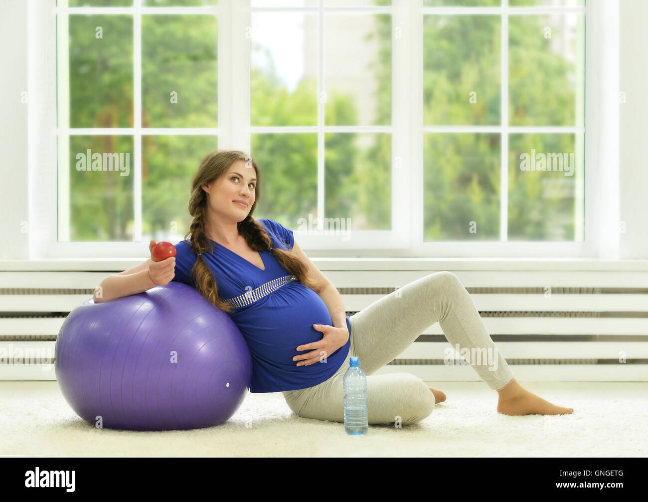 Schwangere Frau Übungen mit Gymnastik ball Stockfoto