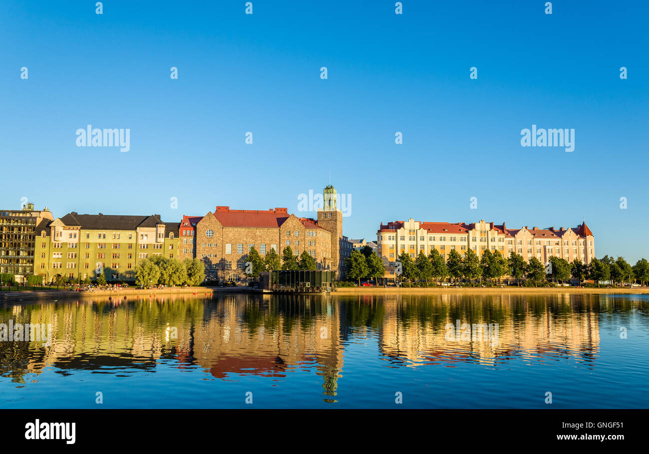 Blick auf das Stadtzentrum von Helsinki über See Elaintarhanlahti Stockfoto