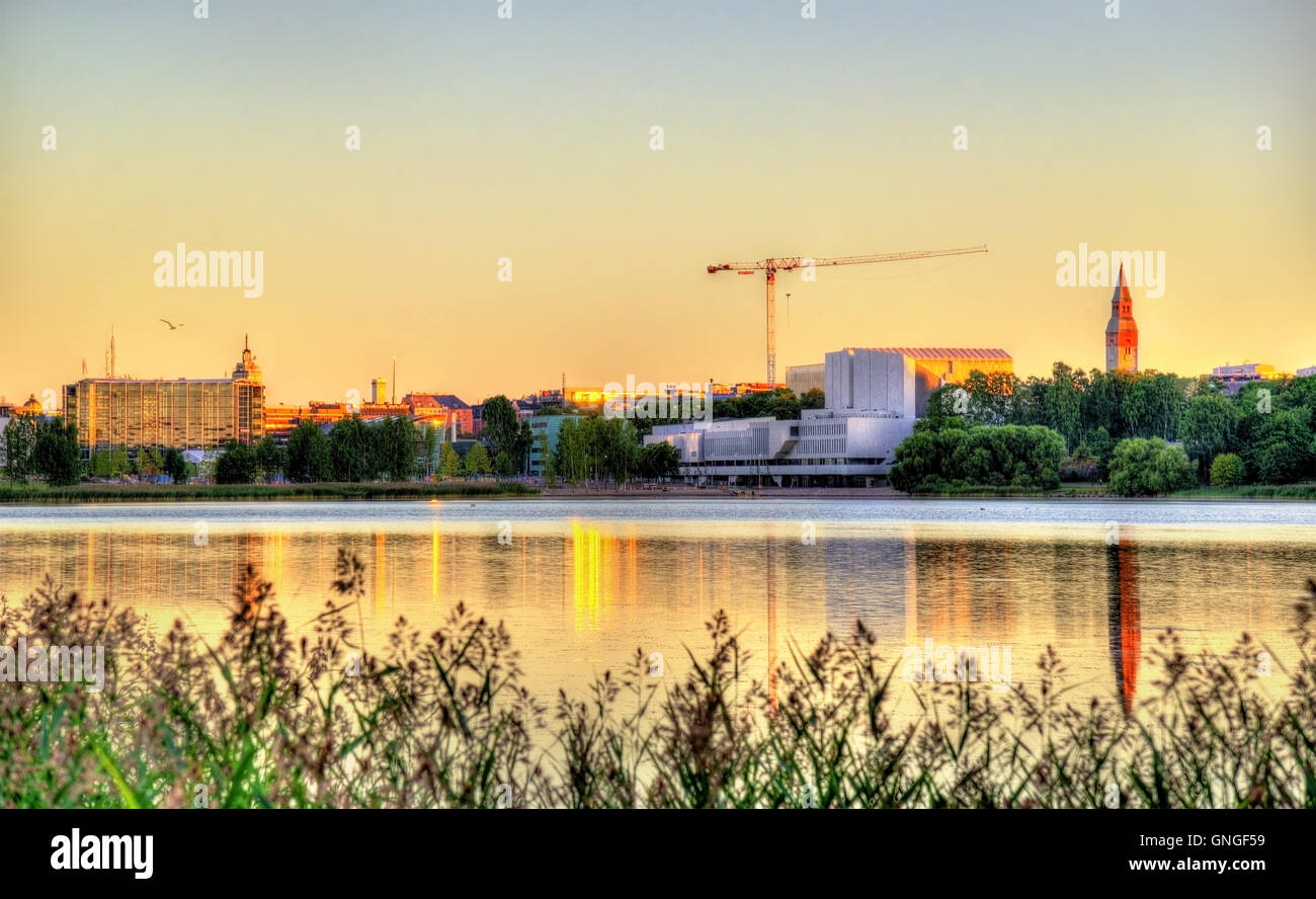 Blick auf das Stadtzentrum von Helsinki über See Toolonlahti Stockfoto