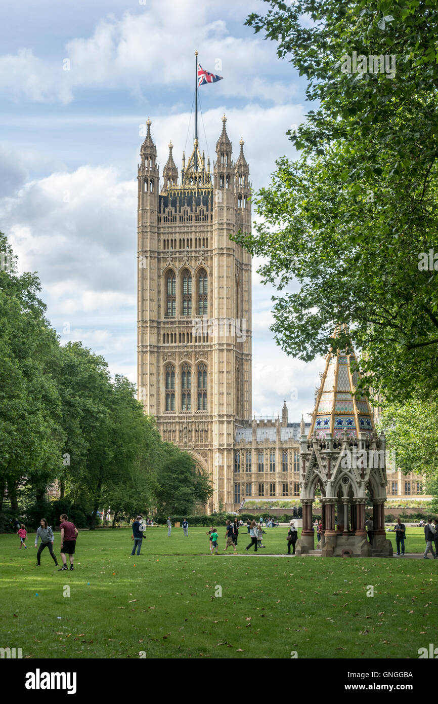 Victoria Tower Gardens mit Buxton Memorial Fountain und Victoria Tower, Houses of Parliament. London, UK Stockfoto