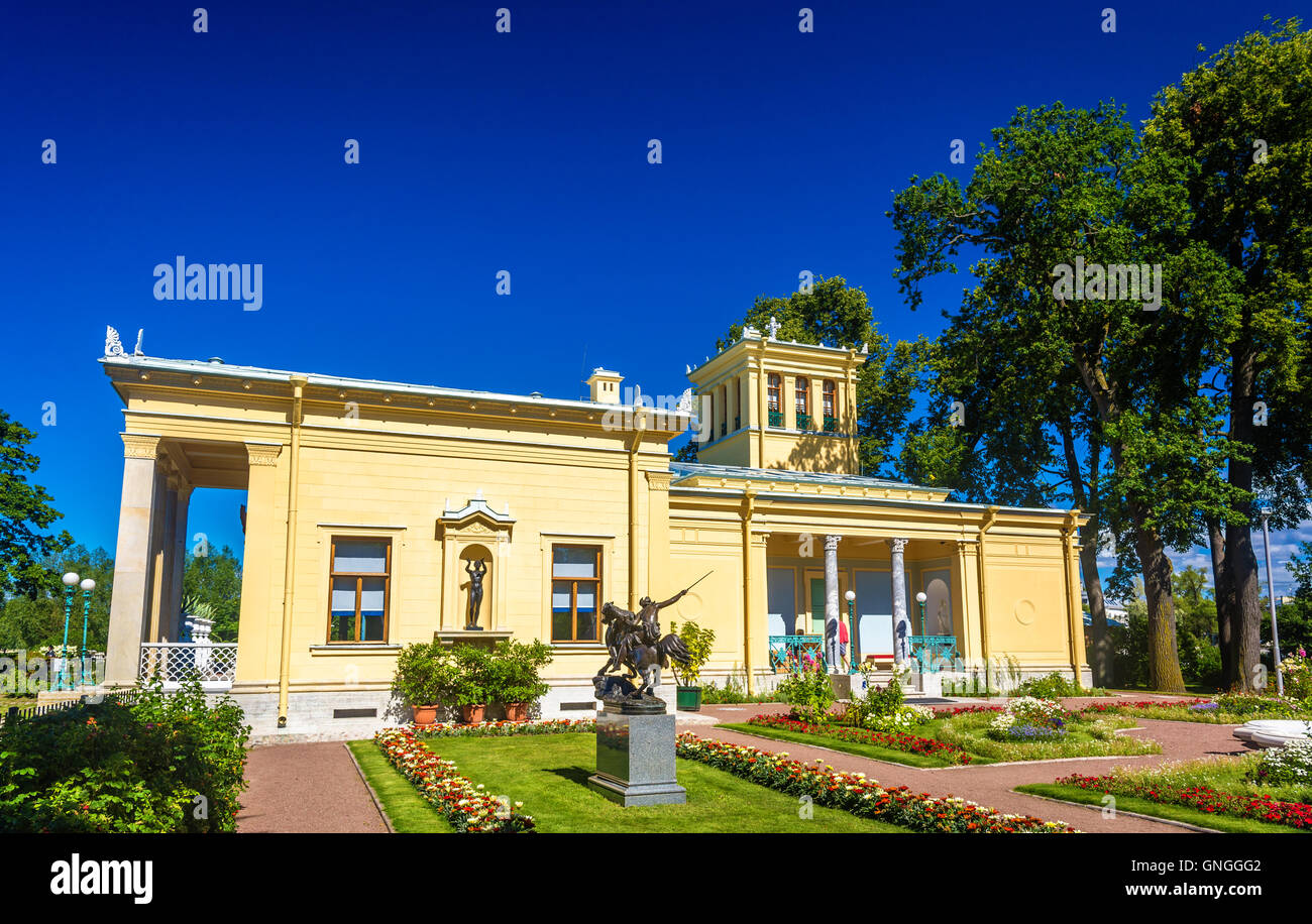 Ansicht von Zarizyn Pavillon in Peterhof - Russland Stockfoto