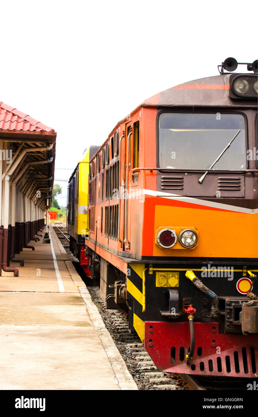 Alten Zug in einem Bahnhof in Thailand geparkt. Stockfoto