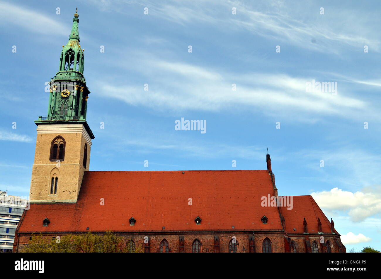 alte Kirche von St. Maria in Berlin-City mit blauem Himmel Stockfoto