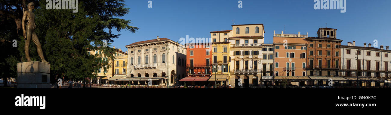 Panoramaansicht der Piazza Bra mit Häusern und Restaurants, historische Stadt Verona, Italien Stockfoto