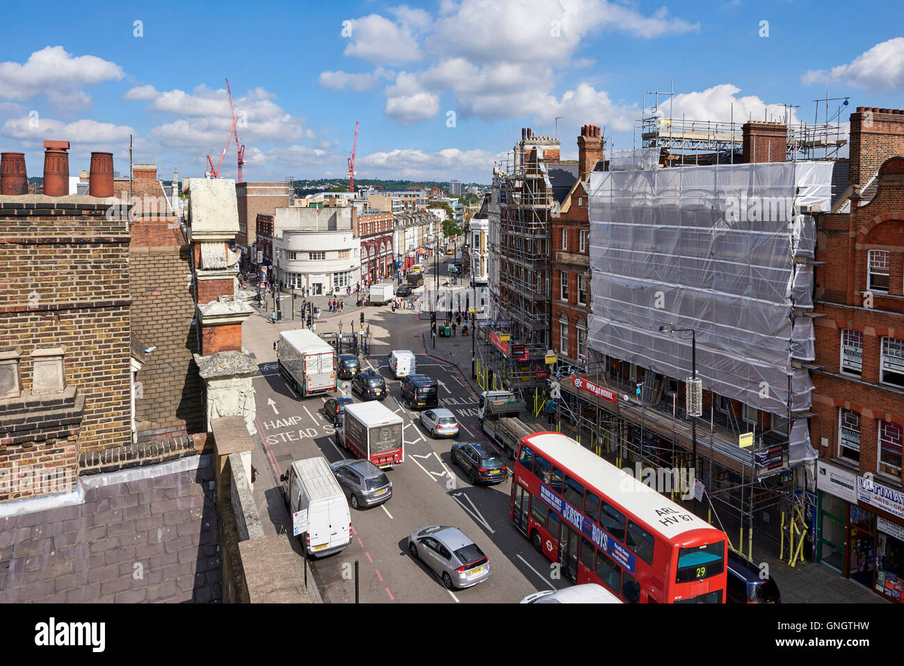 Verkehr auf der Camden High Street. London, UK Stockfoto