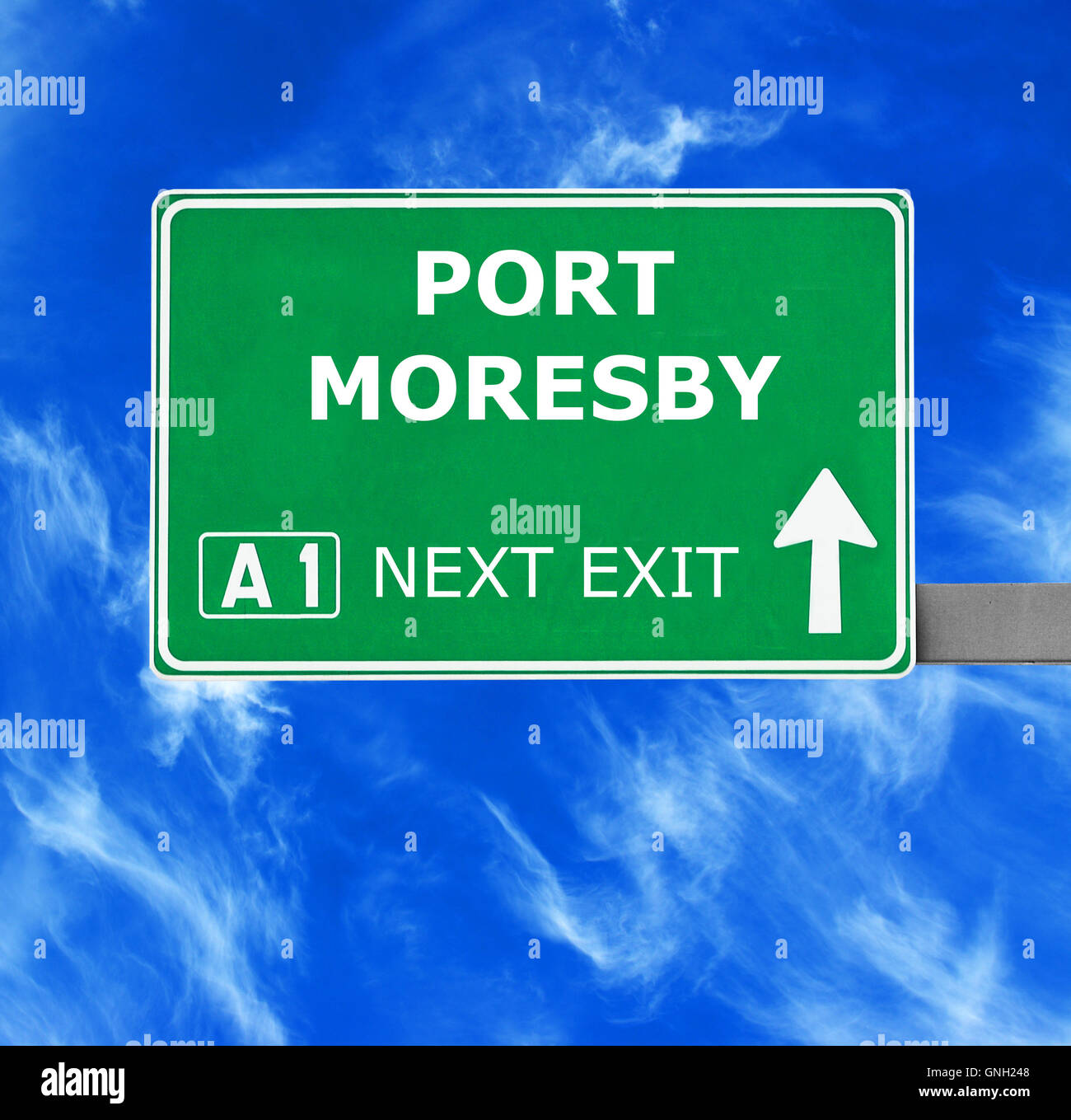 PORT MORESBY Straßenschild gegen klar blauen Himmel Stockfoto