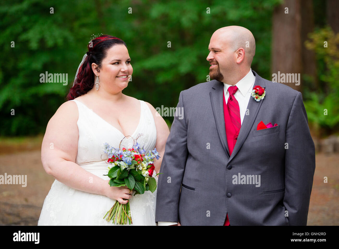 Lächeln, Braut und Bräutigam bei der Hochzeit Stockfoto