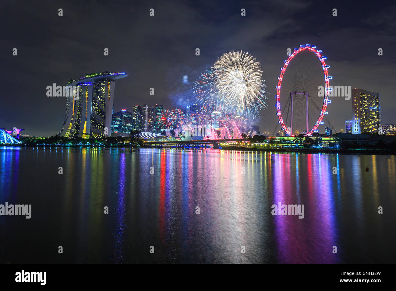 Silvester Silvesterfeuerwerk über dem Skyline der Stadt, Marina Bay, Singapur Stockfoto