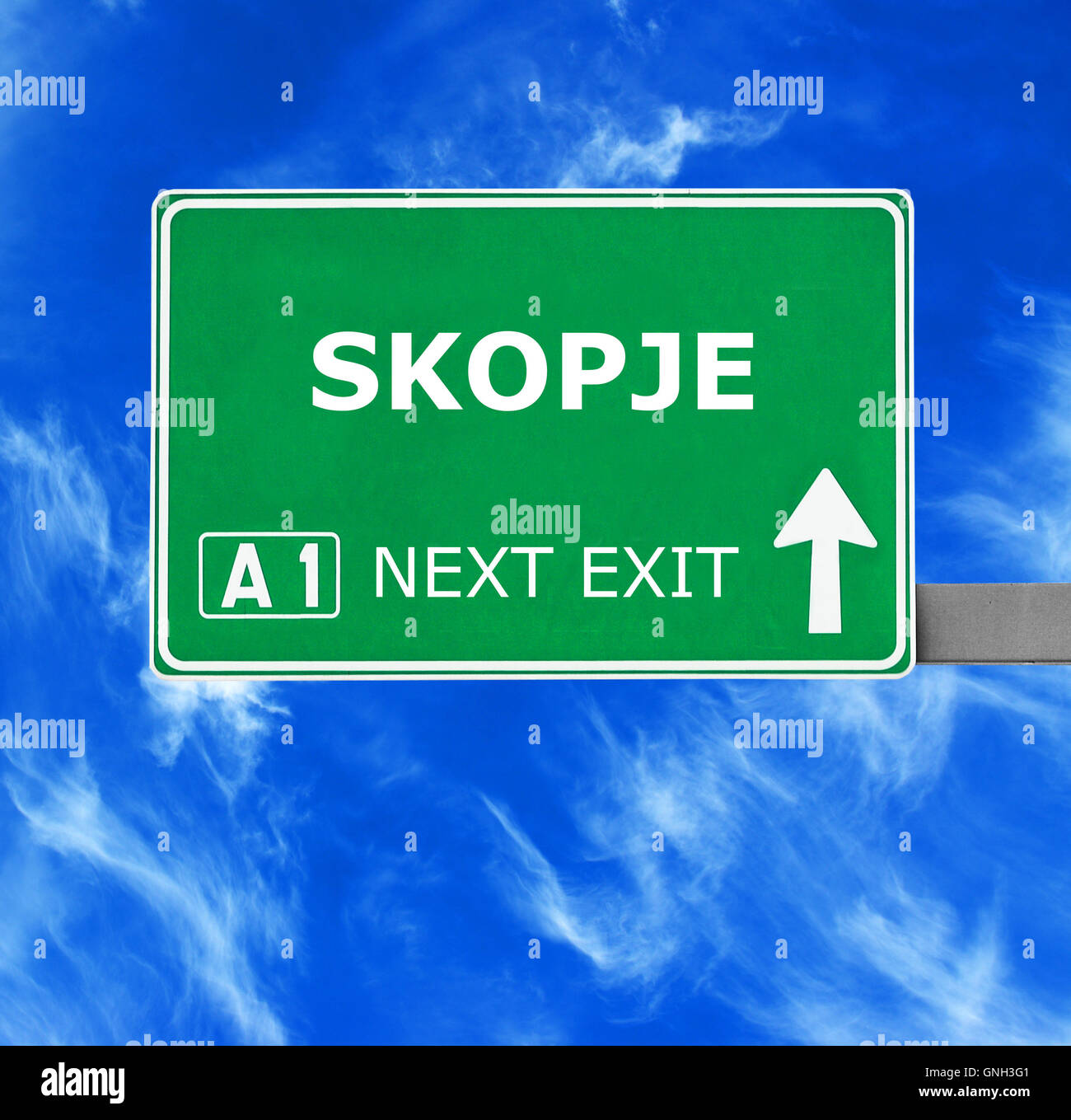 SKOPJE-Schild gegen klar blauen Himmel Stockfoto